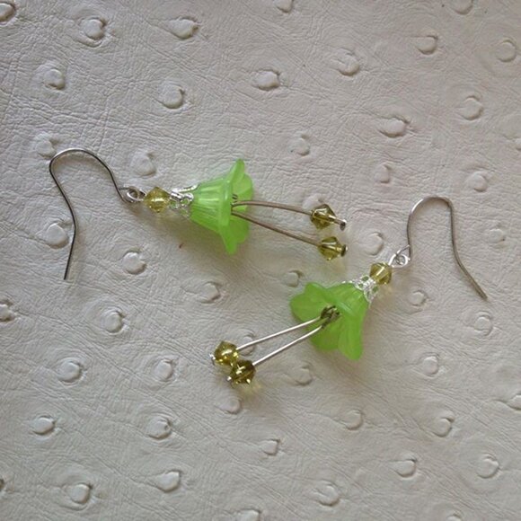 Acrylic flower earrings - Picture 1 of 1